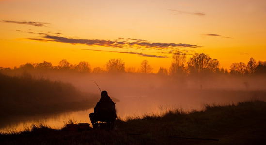 Come pescare con successo con una mangiatoia in un fiume?