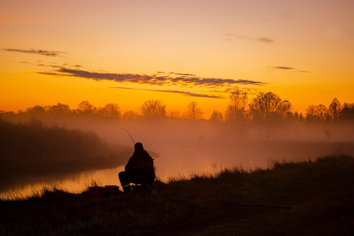 Come pescare con successo con una mangiatoia in un fiume?